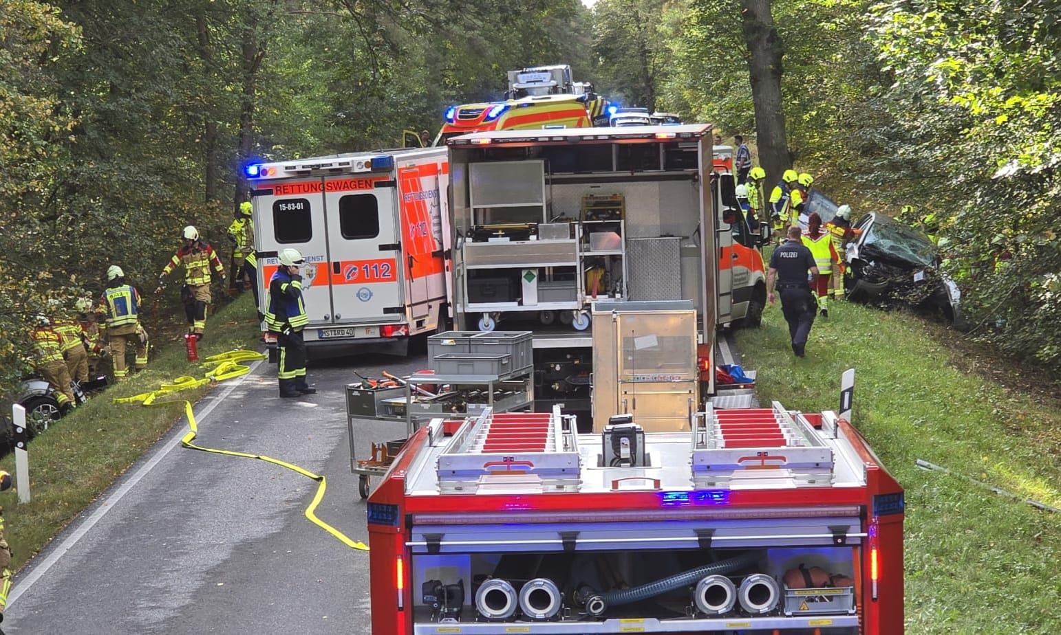 Schwerer Unfall auf der B 96 am Abzweig Priepert: Pkw-Fahrer erliegt ...